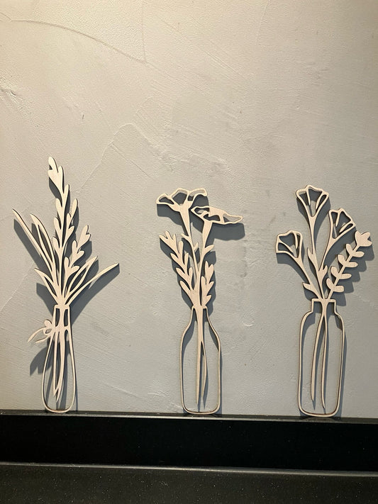 Bloemen in smalle vaasjes