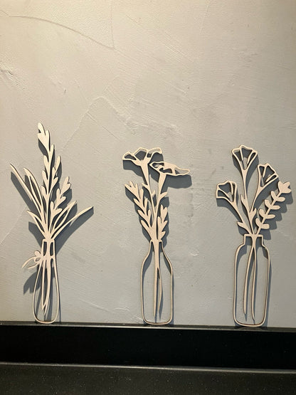 Bloemen in smalle vaasjes